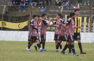 Alem goleó a Unión Central, pero el partido terminó antes por una descompensación