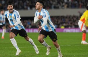 Argentina empató con uno menos y salvó la noche en el Monumental