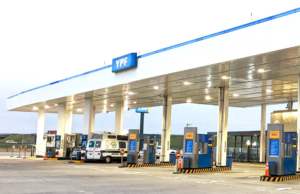 Cargar combustible será más barato de madrugada: YPF aplicará precios variables con inteligencia artificial