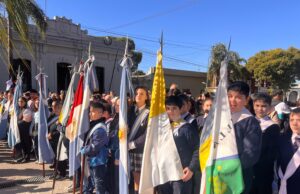 Emotiva promesa a la bandera de estudiantes de 4º grado en Villa Nueva