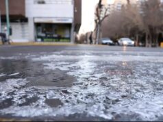 Hielo en las calles, caídas y alto ausentismo escolar por la ola polar