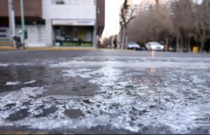 Hielo en las calles, caídas y alto ausentismo escolar por la ola polar